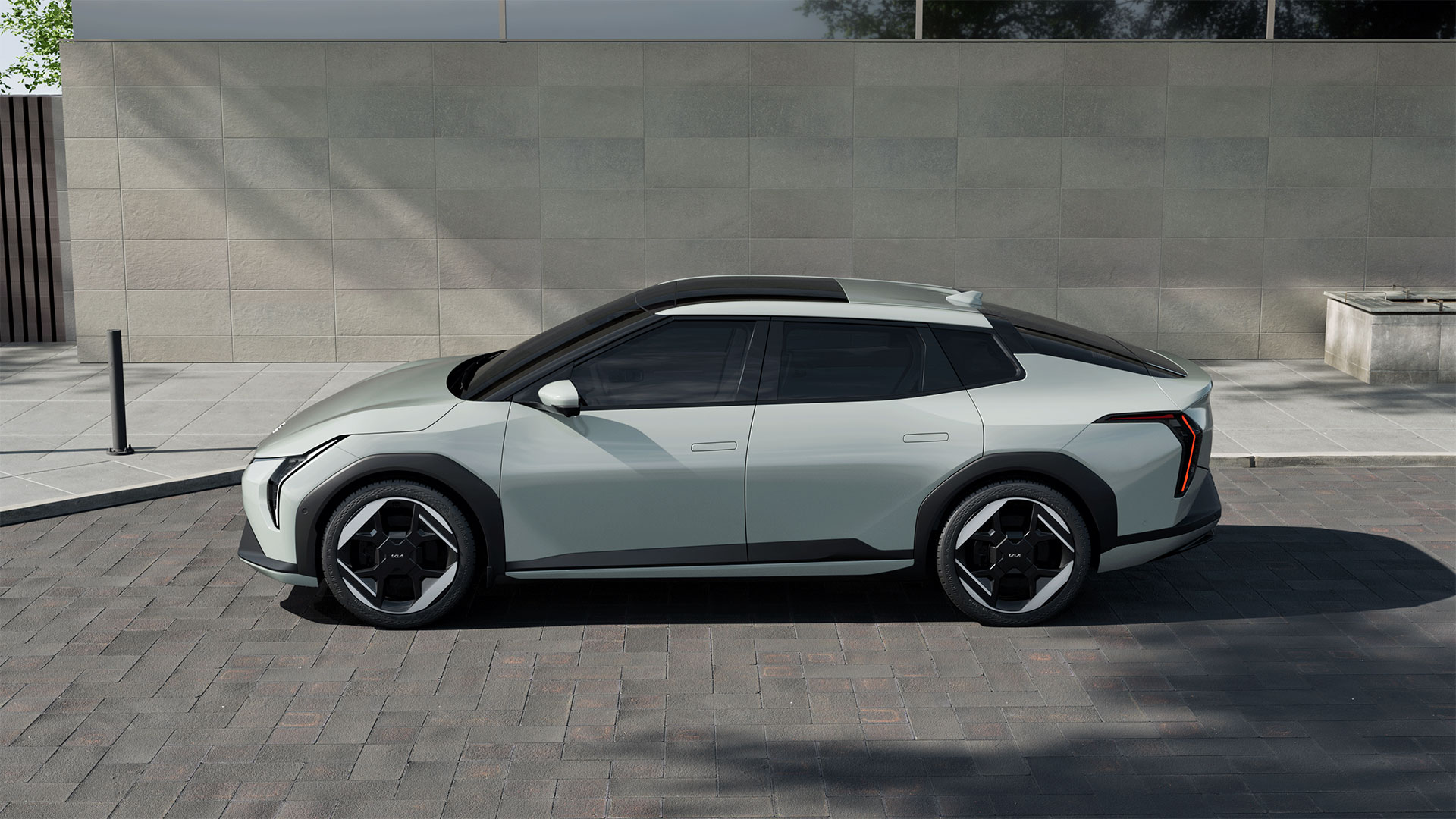 Kia EV4 électrique vue de profil, mise en valeur dans un environnement automobile contemporain